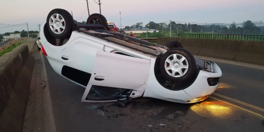 Imagem ilustrativa da imagem Motorista é preso após capotar carro em viaduto