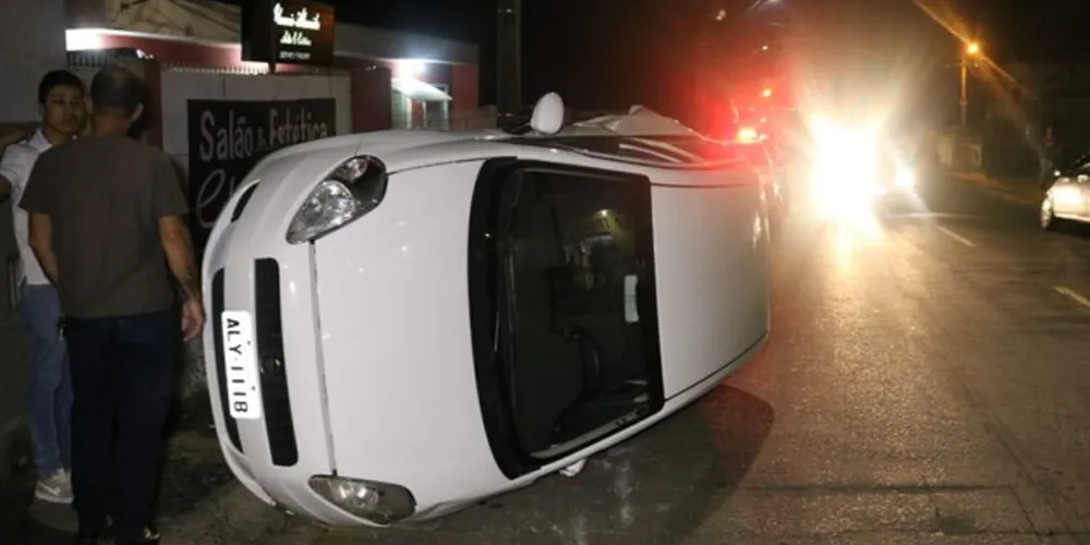 Imagem ilustrativa da imagem Carro tomba na Rua Londrina após colisão