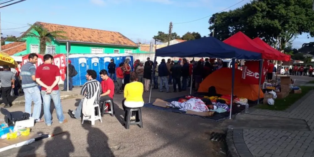 Imagem ilustrativa da imagem Acampados, militantes esperam invasão petista em Curitiba
