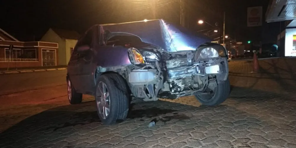 Apesar do estrago no carro, não há registro de feridos