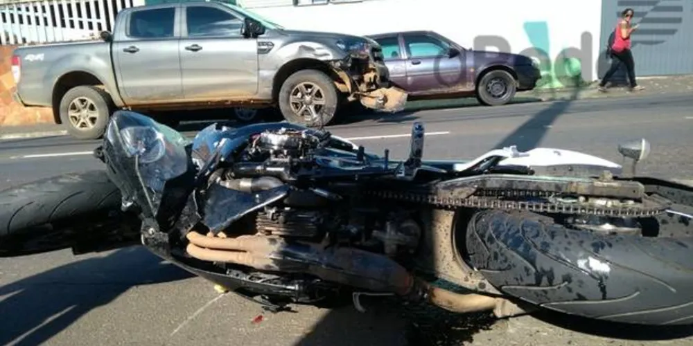 Piloto da moto ficou ferido e precisou ser levado a uma casa hospitalar pelo Samu