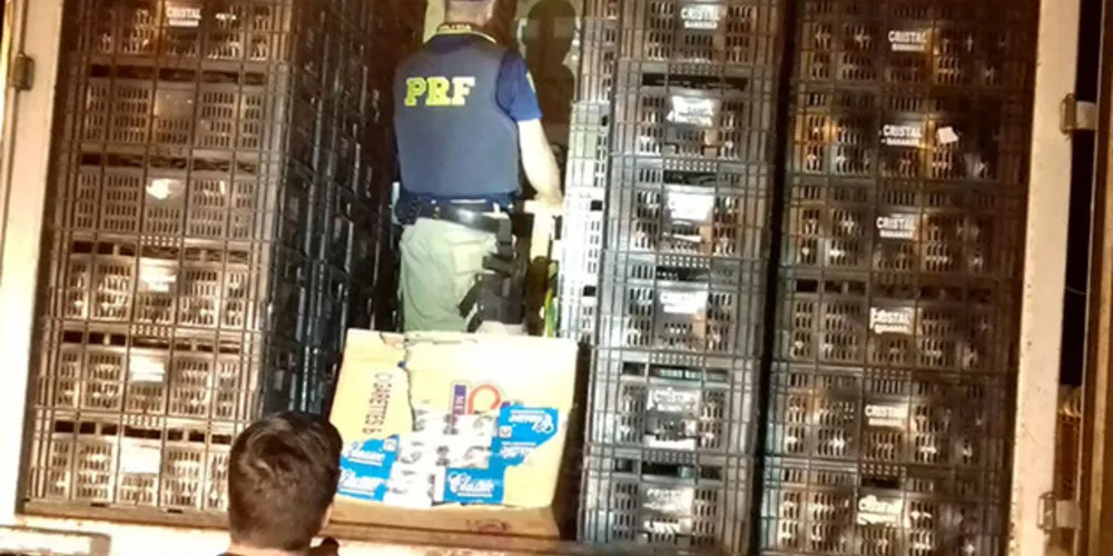 Cigarros estavam escondidos atrás de caixas com verduras