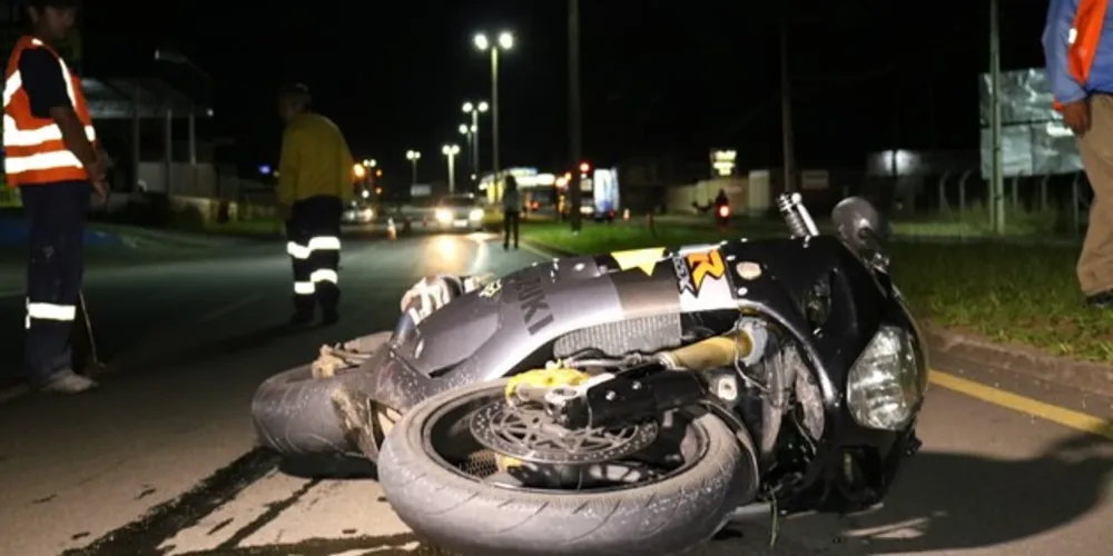 Motociclista foi levado ao HGU com fratura exposta na perna