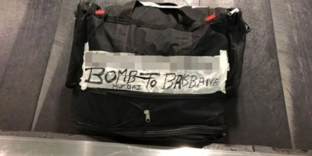 A dona da bolsa de 65 anos, se confundiu no momento de etiquetar a mala/Foto: Reprodução 7 News