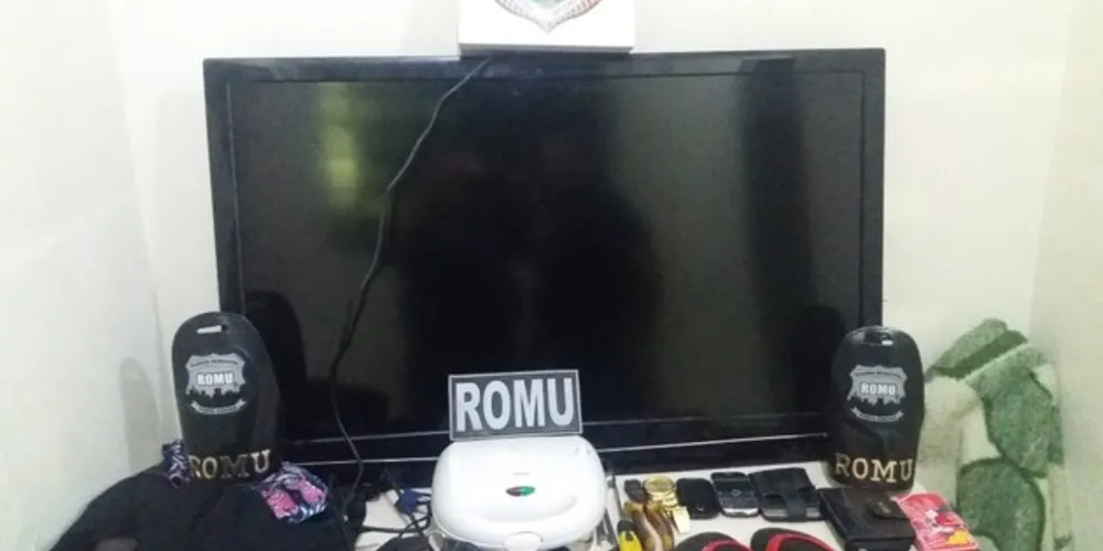 Suspeito foi flagrado saindo de casa arrombada com televisão