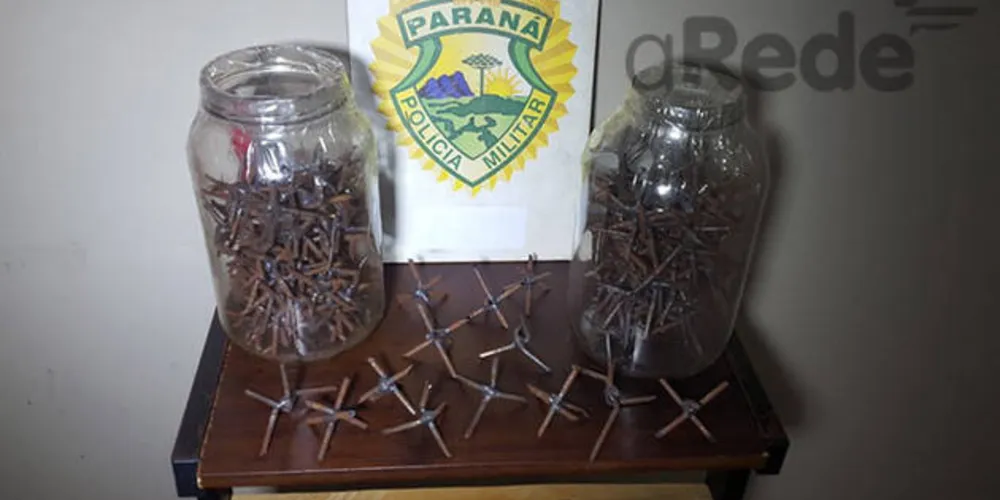 Objetos chamados de 'miguelitos' são usados para furar pneus de automóveis