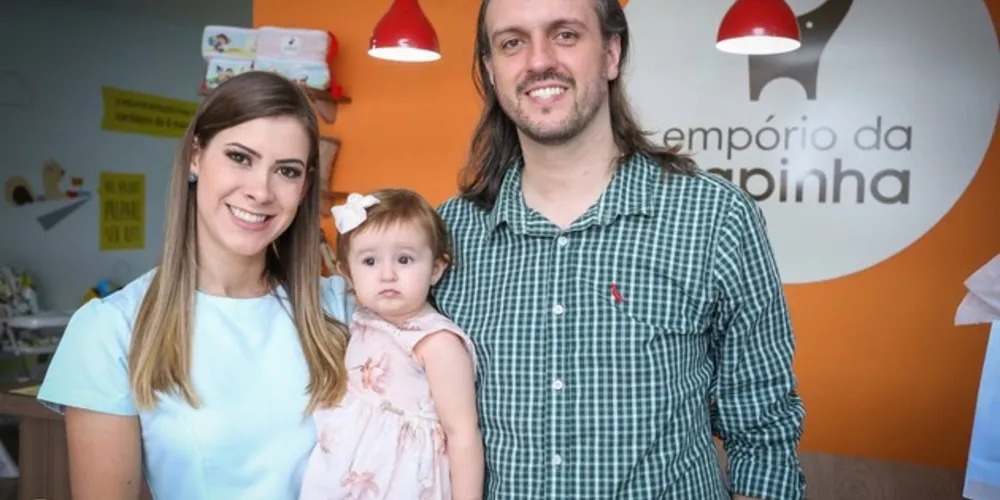 Tatiane Joslin, proprietária do Empório da Papinha Ponta Grossa, com seu marido Daniel Joslin e sua filha Giovana