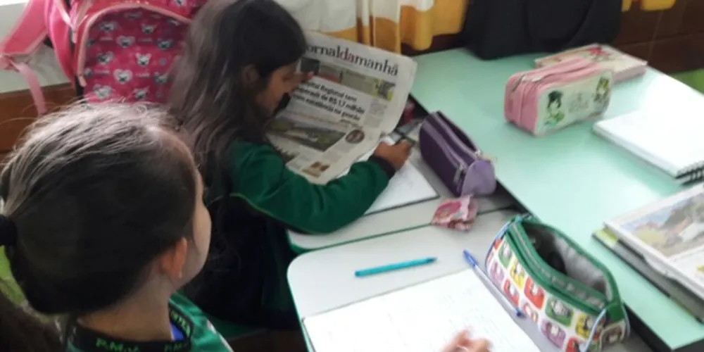 Imagem ilustrativa da imagem Alunos produzem jornal mural em Jaguariaíva