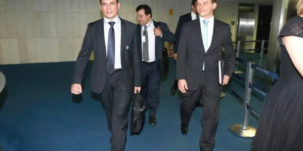 Na foto, ao lado de Moro, está o juiz federal Antonio Cesar Bochenek, de Ponta Grossa. No plano de fundo, está Luiz Fernando Delazari