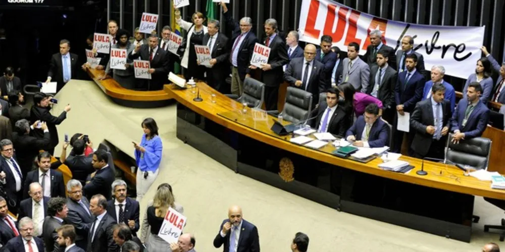 Protesto da oposição durante sessão do Plenário da Câmara/Foto: Reprodução Câmara dos Deputados