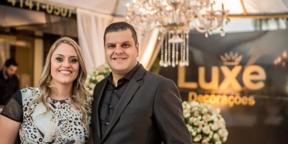 E na noite desta quinta-feira (12), Ponta Grossa ganha um novo espaço no segmento de móveis e decorações. A nova Luxe Decorações, com mais de 500 m2 de muito bom gosto, sofisticação, modernidade e conforto, abre suas portas para um seleto grupo de convidados, para uma concorrida festa de inauguração. A loja mais ampla e com uma excelente localização, promete fazer a diferença na parte de decoração na nossa cidade. O evento que promete movimentar a sociedade princesina, leva a assinatura da Soul Eventos. No registro especial, os empresários João e Suellen Generoso. Comentaremos.