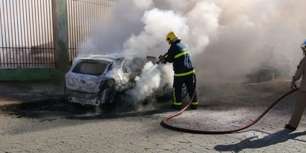 Imagem ilustrativa da imagem Carro pega fogo e deixa trabalhador ferido em PG
