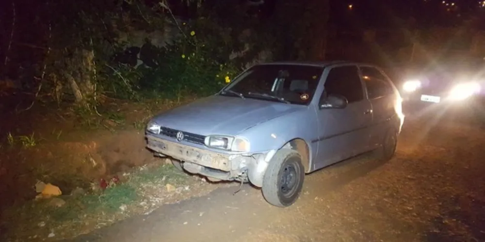 Imagem ilustrativa da imagem Ladrões abandonam carro furtado sem placa e para-choque