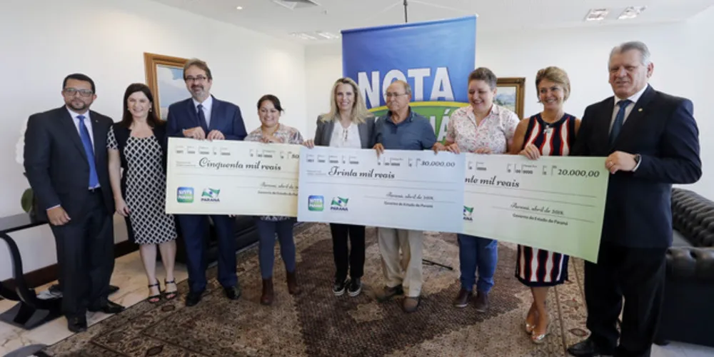 Governadora Cida Borghetti participa da solenidade da 29ª entrega de prêmios do Programa Nota Paraná. Kátia Cirilo, funcionária pública federal, moradora em Colombo, ganhou o prêmio de R$ 50 mil; o aposentado Antônio Teixeira, de 71 anos, o prêmio de R$ 30 mil; e a secretária Leila Regina Aguado, de 45 anos, o prêmio de R$ 20 mil. Participaram: o secretário interino da Fazenda George Tormin, a Secretária de Estado da Família e Desenvolvimento Social, Fernanda Richa, o deputado federal Dilceu Sperafico, o diretor da Receita Estadual Gilberto Calixto e representantes das entidades parceiras.