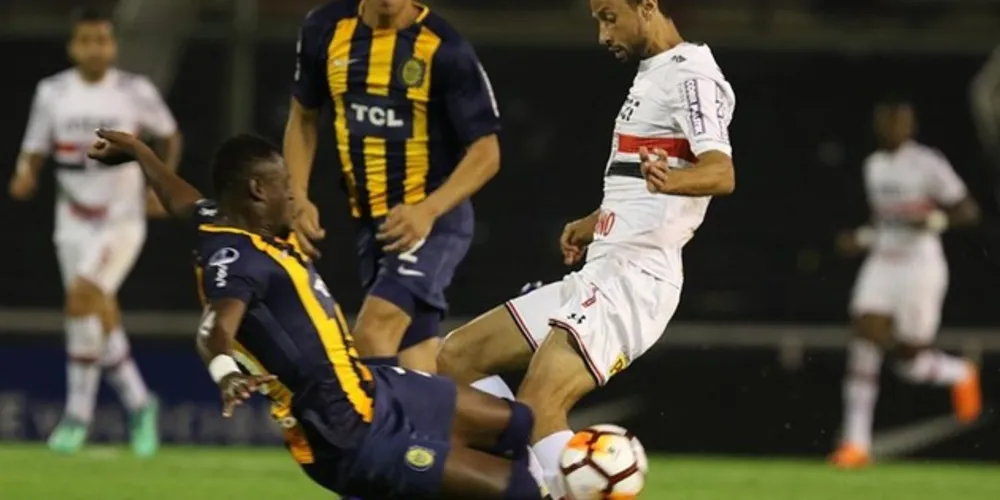 São Paulo superou expulsão de Rodrigo Caio no primeiro tempo para segurar o empate na Argentina