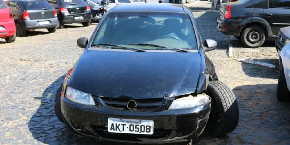 Imagem ilustrativa da imagem Em PG, ladrões abandonam carro furtado após batida
