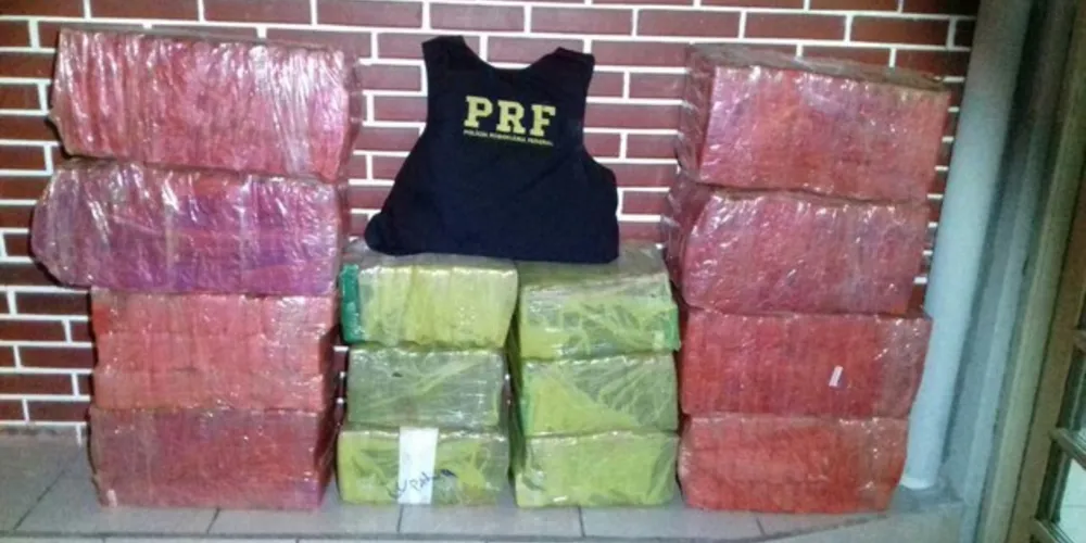 Imagem ilustrativa da imagem Após 20 km de fuga, PRF prende homem com 288 quilos de maconha