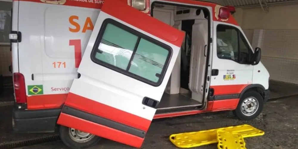 Porta acabou ferindo motorista da ambulância