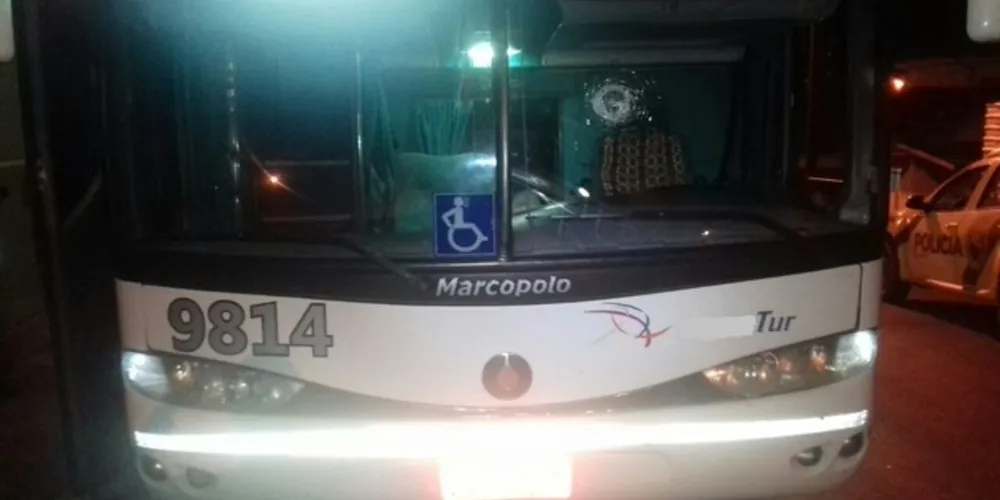 Bandidos atiraram no para-brisa do ônibus para obrigar motorista a encostar