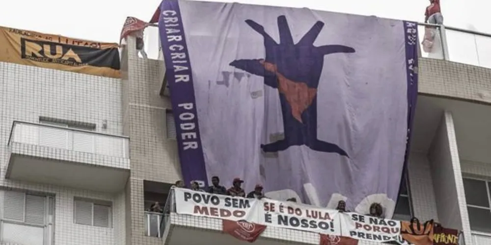 Os manifestantes estenderam uma faixa na varanda do apartamento