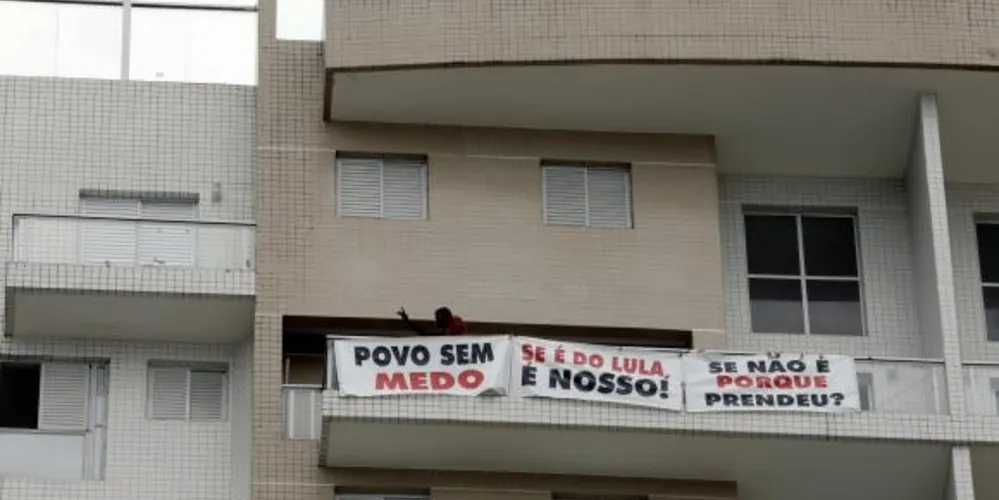 Manifestantes ocupam triplex em Guarujá