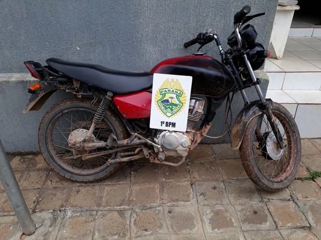 Imagem ilustrativa da imagem PM recupera moto furtada e apreende drogas