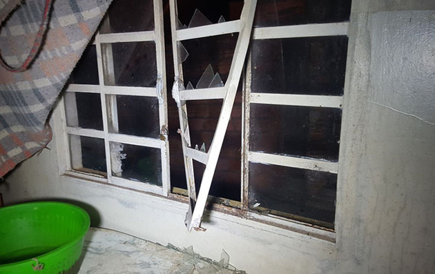 Bandidos arrombaram janela e porta da casa para cometer o crime