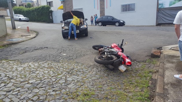 Imagem ilustrativa da imagem Motociclista tenta ultrapassar carro e sofre acidente