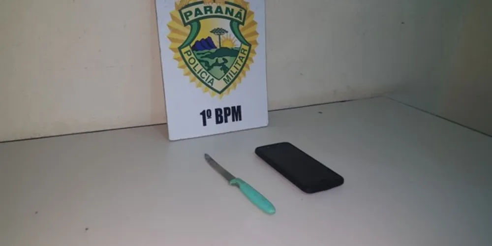 Faca usada no crime e celular roubado foram apreendidos com os suspeitos