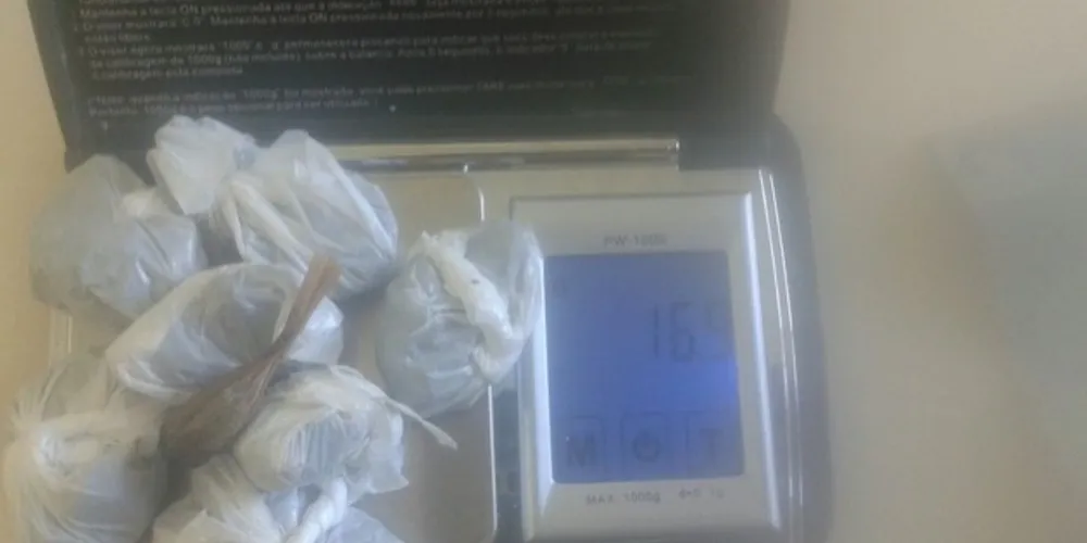 Drogas estavam escondidas em potes de plástico encontrados com os suspeitos