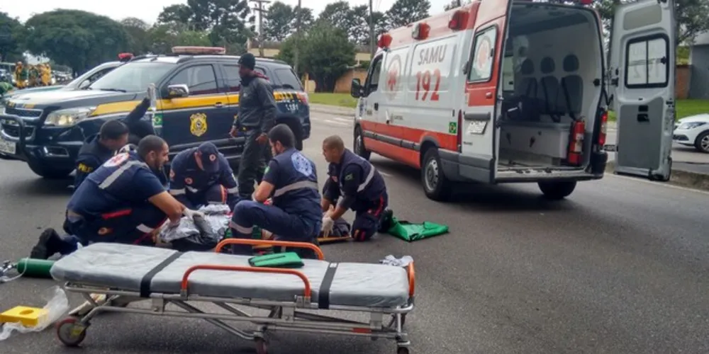 Imagem ilustrativa da imagem Motociclista bate contra caminhão e despenca de viaduto