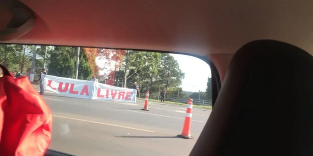 Imagem ilustrativa da imagem Manifestantes protestam em praça de pedágio