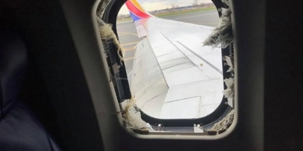 Avião da Southwest com a turbina danificada após a falha mecânica durante o voo/Foto: Reprodução Facebook Marty Martinez