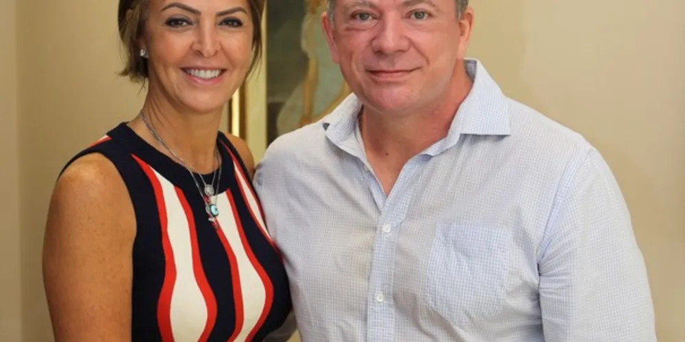 DESTAQUE - No registro especial para coluna RC, Dr. Eliseu Portugal com a Secretária de Estado Fernanda Richa, que foi confirmada como Patronesse da Festa Beneficente em prol do Setor de Queimados do Hospital Evangélico, que será realizada em 10 de maio, na mansão que receberá a mostra Casa Cor Paraná 2018. Além de destinar fundos ao Setor de Queimados do hospital, com a venda de convites, o evento vai promover a aproximação da comunidade com as ações promovidas pela Associação, que tem como presidente o médico Eliseu Portugal. O Hospital Evangélico possui o único Setor de Queimados do Paraná, sendo referência no tratamento de queimaduras. Cerca de um terço dos atendimentos são de crianças. Comentaremos!
