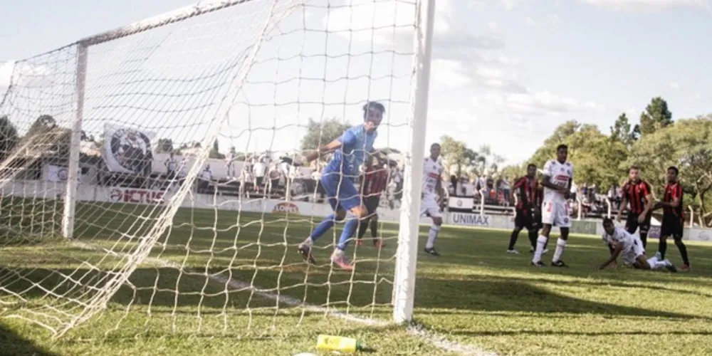 Os gols saíram no segundo tempo. Clayton anotou para o Fantasma e Dan fez para o time da casa