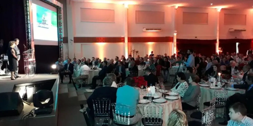 Mais de 300 pessoas estão presentes no encontro, que acontece Central de Distribuição e Administração (CDAM)