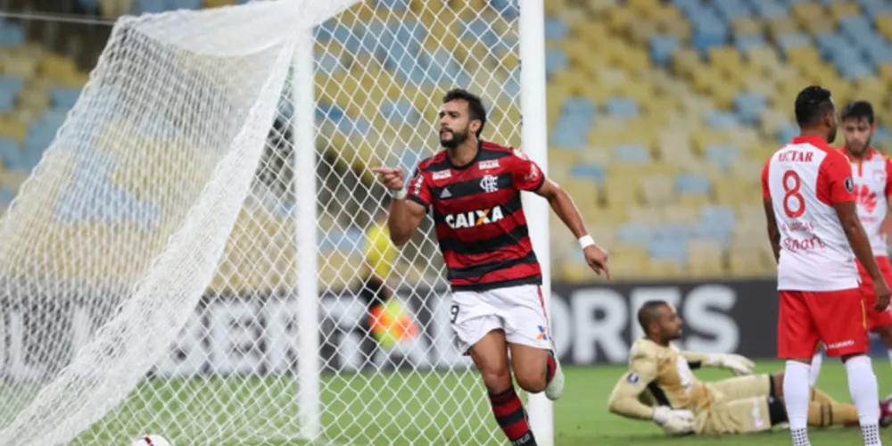 Henrique Dourado abriu o placar para o Flamengo no primeiro tempo