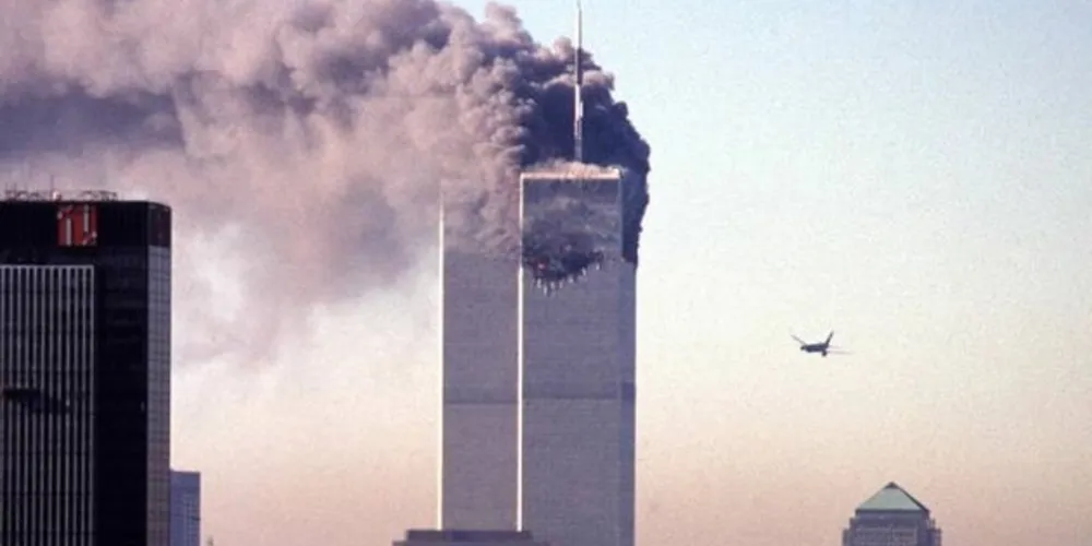Momento em que o Boeing 767-222 do voo 175 da United Airlines se aproxima da torre sul do World Trade Center/Foto: Reprodução Seth McCallister/AFP