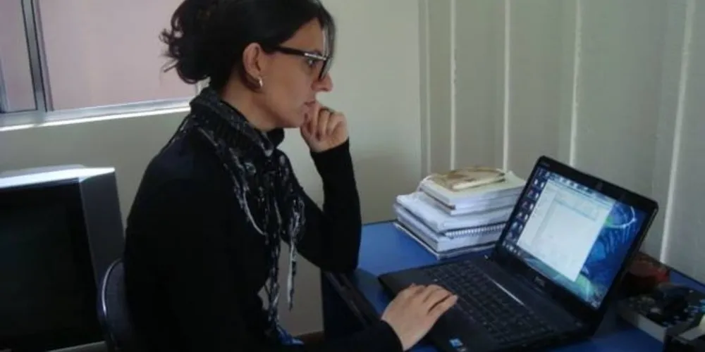 Pesquisadora e revisora Thatiane Prochner apoia trabalho da editora