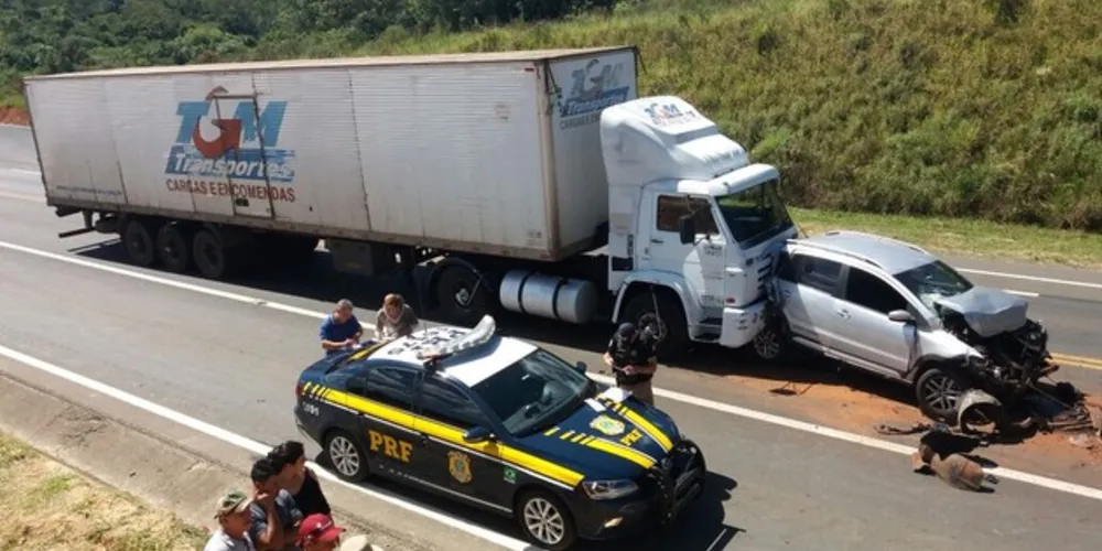 Motorista da carreta não percebeu a fila e colidiu com quatro veículos