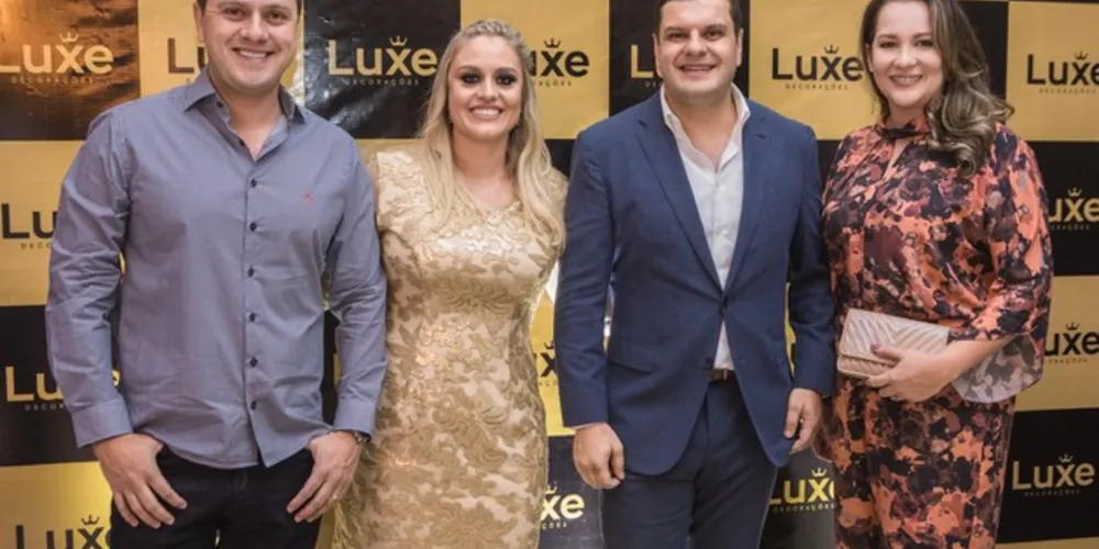 CLICK - O casal João e Suellen Generoso recebeu o casal Rafael Dutra e Juliana Maciel, na inauguração de sua nova loja, Luxe Decorações.