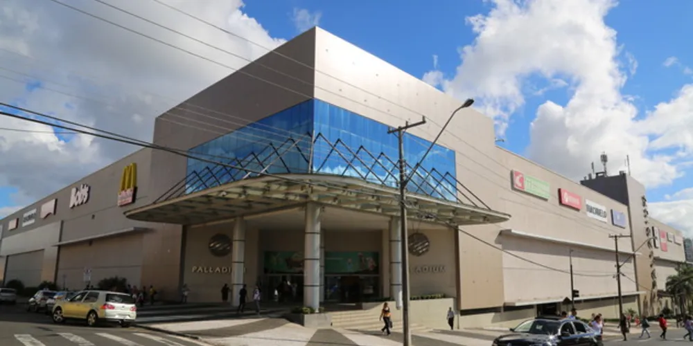 Imagem ilustrativa da imagem Shoppings e mercados abrem em horário especial neste sábado
