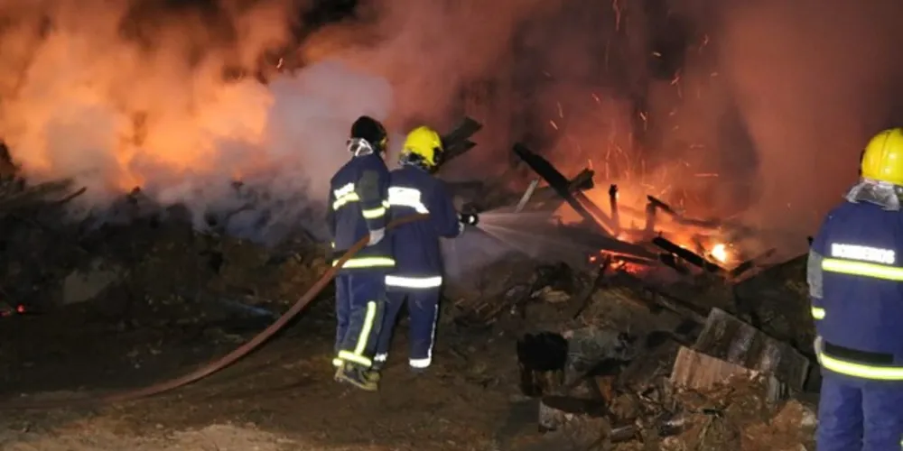 Imagem ilustrativa da imagem Incêndio em depósito de madeira mobiliza bombeiros
