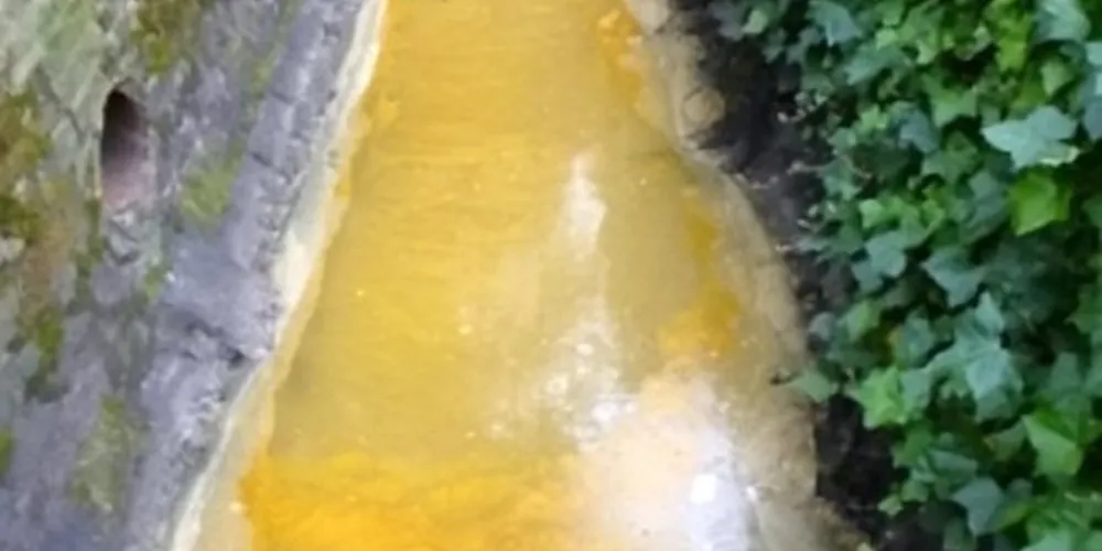 Coloração amarelada do rio Bradford Beck se deu pelo excesso de curry/Foto: Reprodução Twitter 