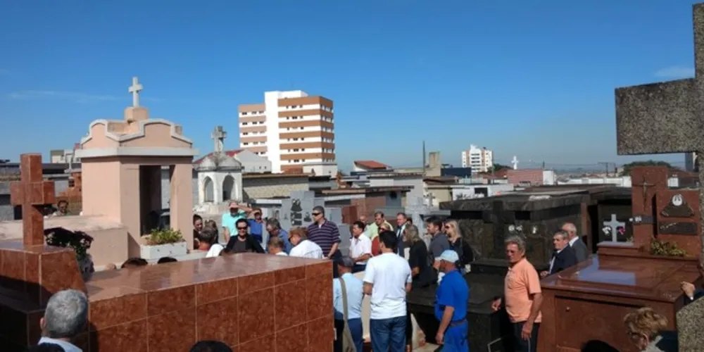Sepultamento aconteceu na manhã desta sexta no Cemitério São José