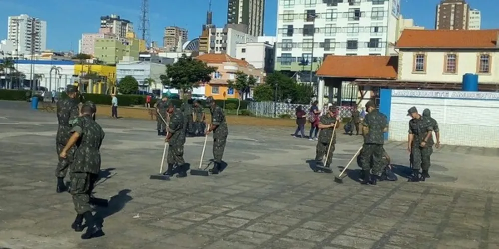O pelotão, com mais de 60 soldados, fez um serviço impecável, recolhendo em dezenas de sacos de lixo a sujeira encontrada no local