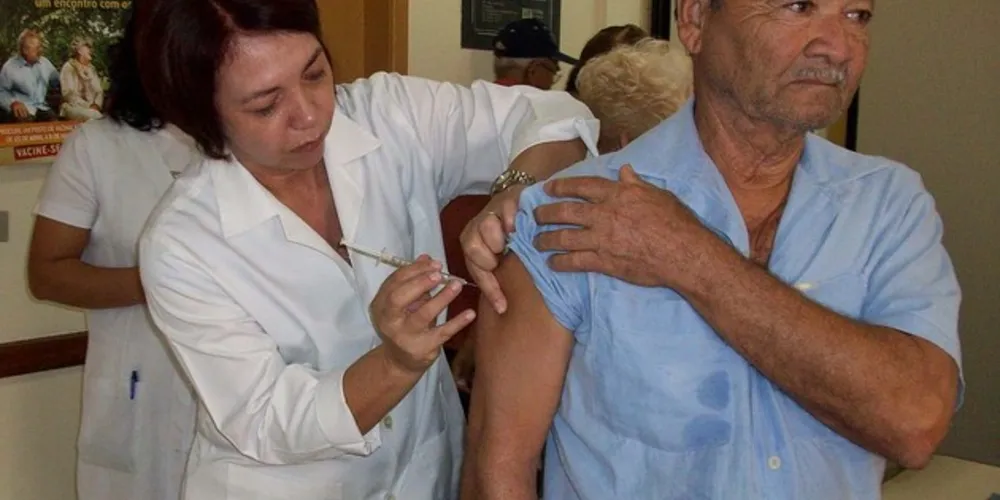 A vacina é oferecida nas Unidades de Saúde nos 399 municípios do Estado até dia primeiro de junho.