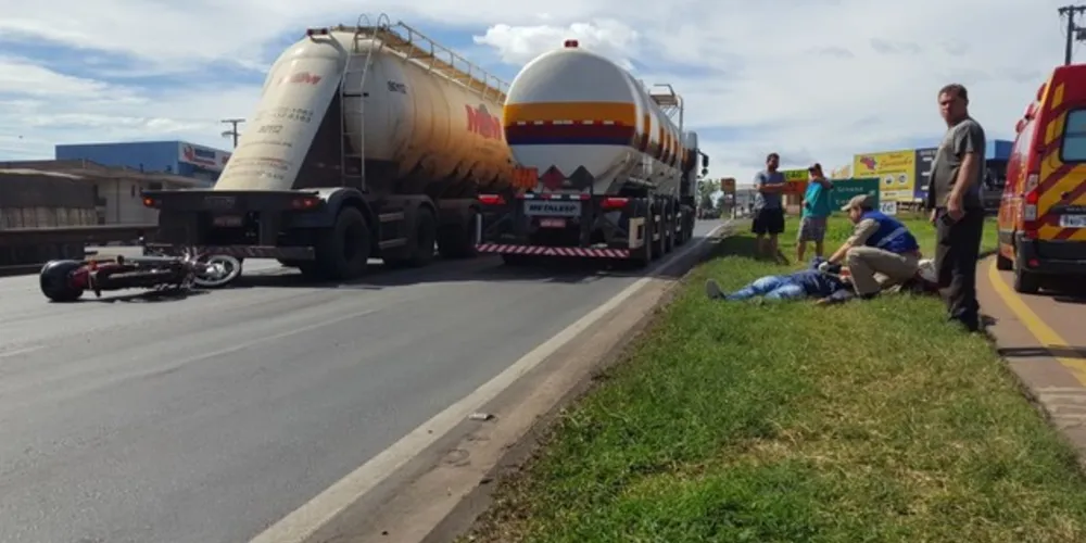 Imagem ilustrativa da imagem Motociclista bate na traseira de caminhão na 376