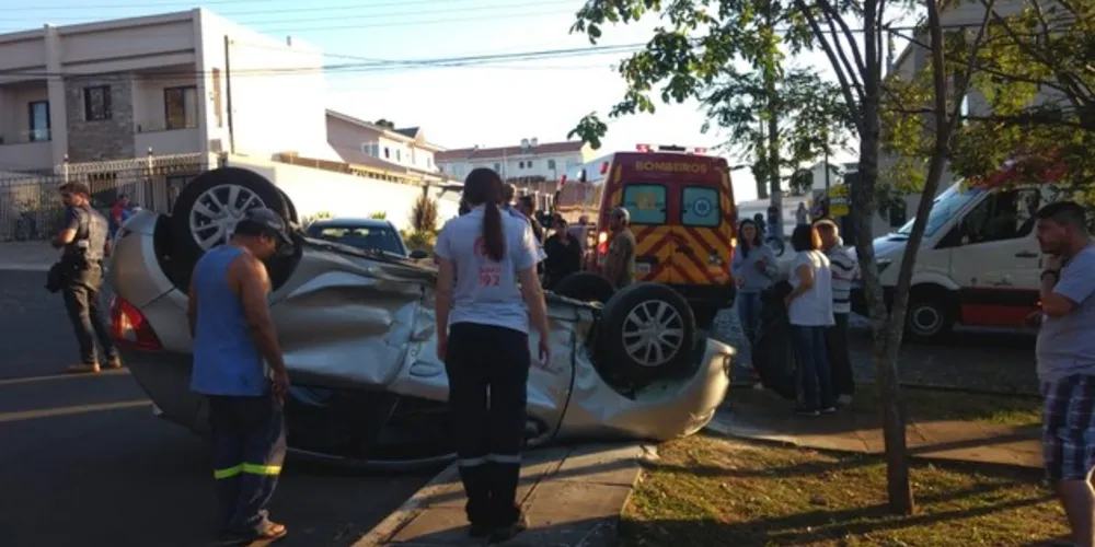 Imagem ilustrativa da imagem Mulher fica ferida após capotar carro no Jardim Carvalho