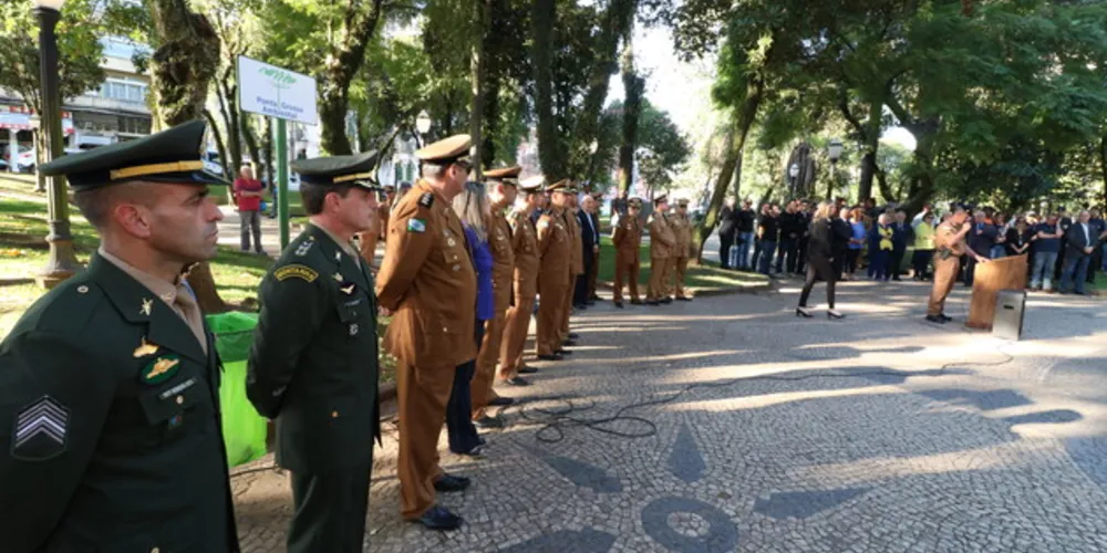 Imagem ilustrativa da imagem PM e Lions fazem homenagem a Tiradentes em praça pública